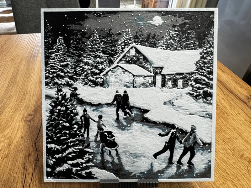 Winterlandschaft – Eisläufer vor Hütte im Schnee