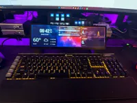 Support surélevé pour écran Corsair Xeneon Edge au-dessus du clavier — photo 2