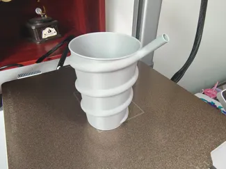 带盘旋吸管的水杯