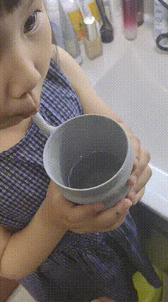 带盘旋吸管的水杯 view 3