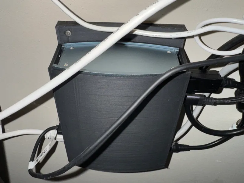 Wall mount for Orico Thunderbolt 3 docking station