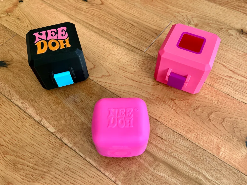 Caja o estuche: NeeDoh Color Change Cube Case. Referencia del modelo original.