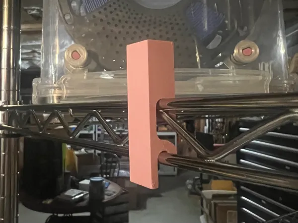 Bloc de sécurité pour étagère grillagée à roulettes
