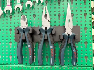 Halter für Bosch Professional Zangen an Lochwand