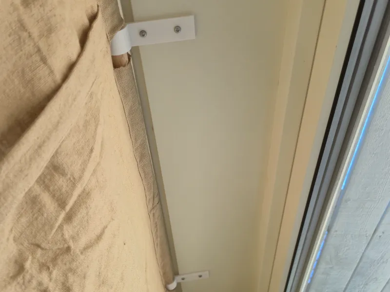 Simple "invisible" suspension for lift curtains