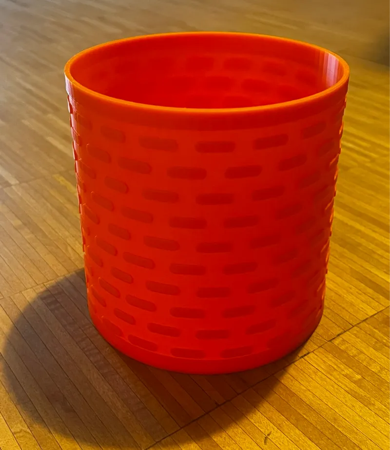 Flower pot with pattern of elongated ellipses