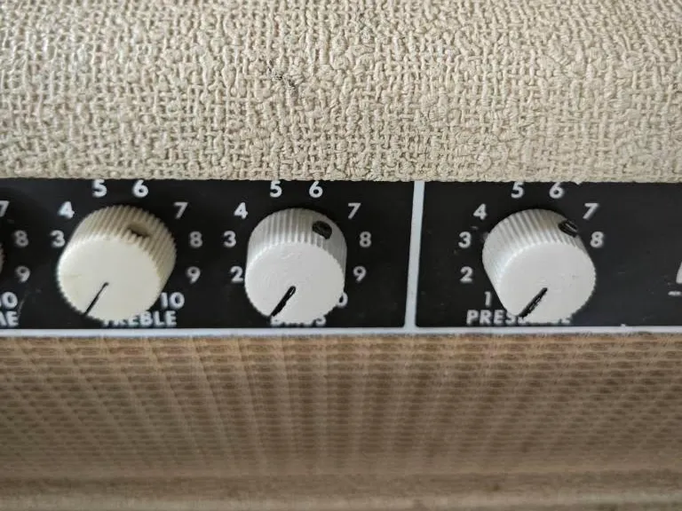 Fender amplifier volume knob