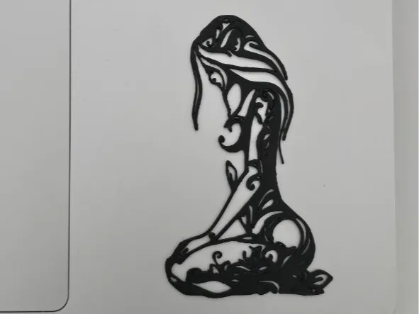Silhouette murale femme agenouillée style tatouage