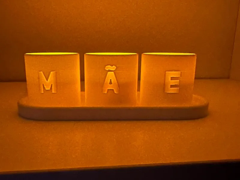 Base com copos com palavra mãe com luz