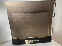 Beide Versionen mit und ohne Schriftzug