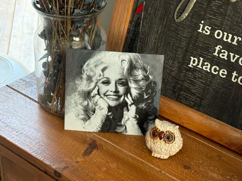 Cuadro decorativo en 3D: Dolly Parton HueForge — referencia de MakerWorld