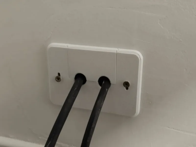 Placca passa cavi per scatola a muro