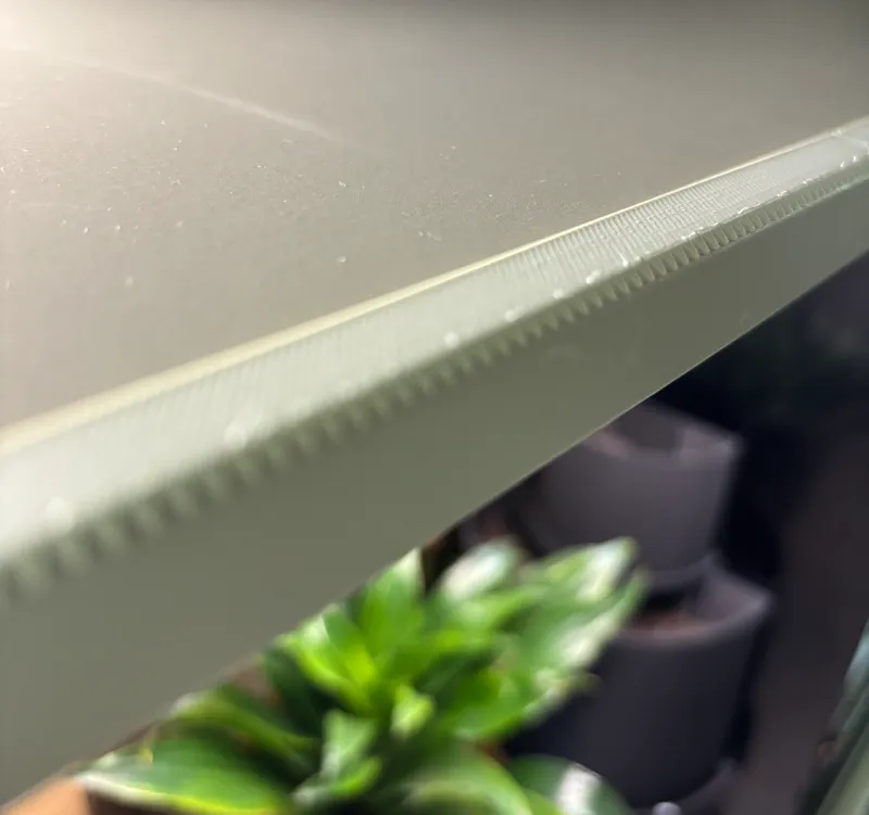 serrated edging for tape or paper