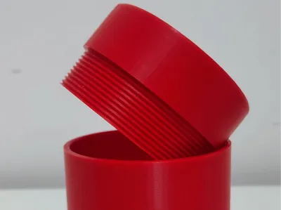 container with threaded lid