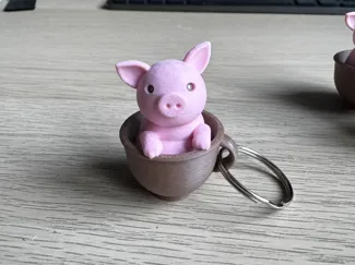 Świnka w kubku brelok / Piggy in a cup keychain