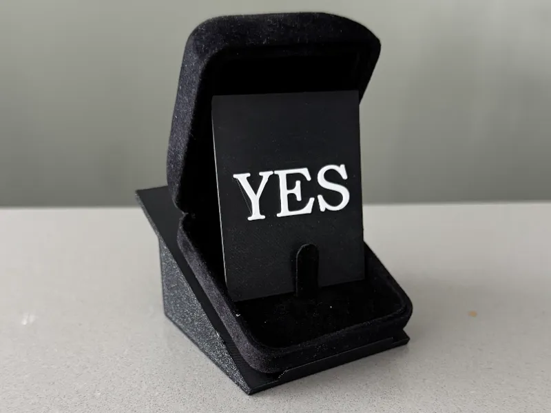 Wedding / engagement ring display with card slot