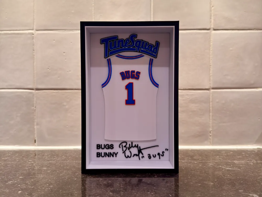 Marco decorativo: Bugs Bunny - Space Jam - Jersey Frame. Referencia del modelo original.
