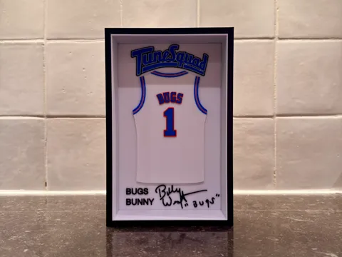 Marco decorativo: Bugs Bunny - Space Jam - Jersey Frame — referencia de MakerWorld