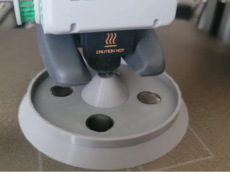 Hotend magnetic tray helper