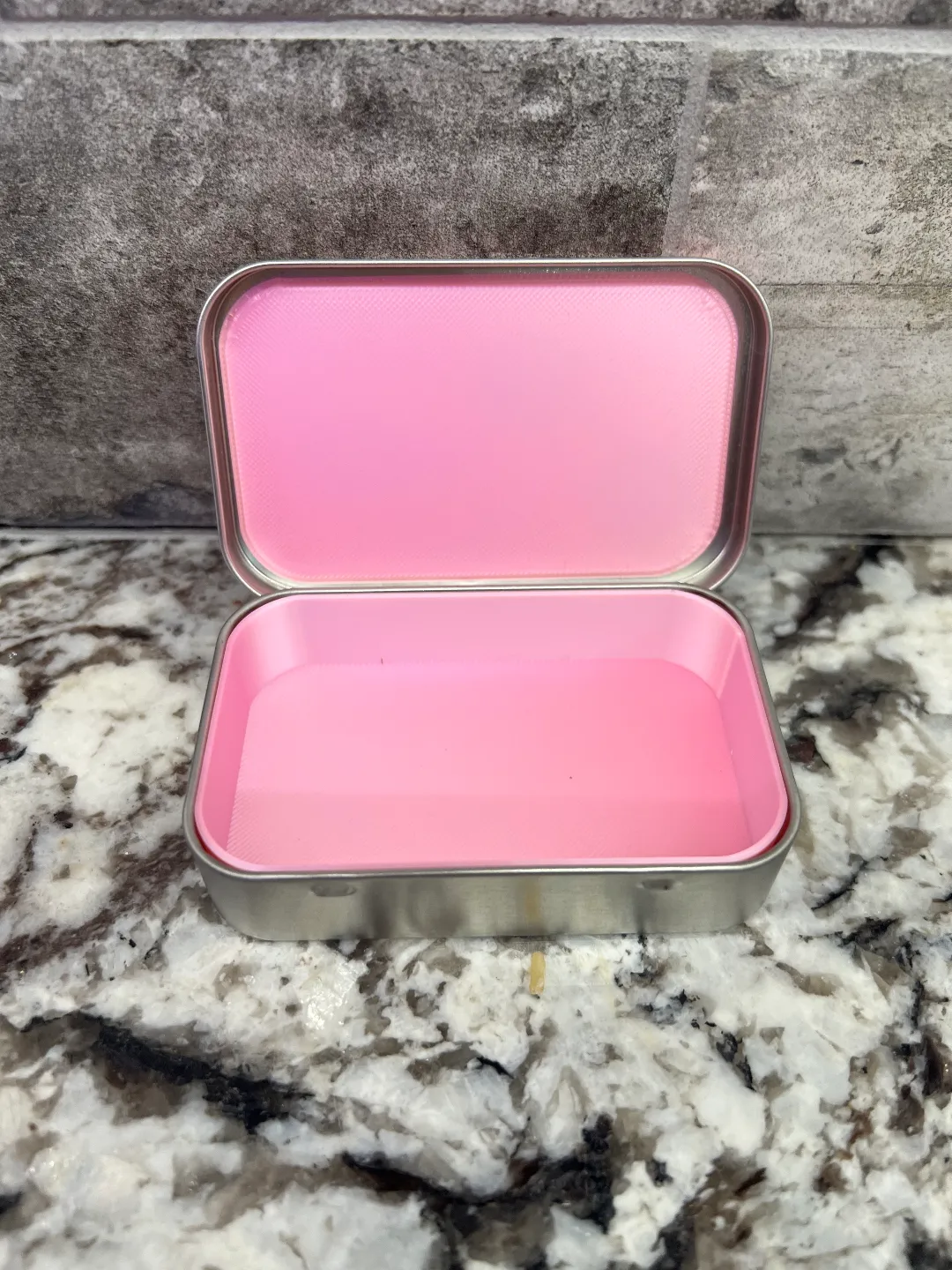 Trousse discrète pour boîte type bonbons à menthe