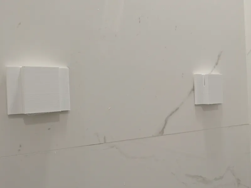 Wall glued mirror support for Sklum Mirror Draves