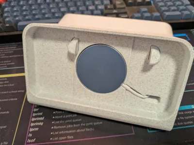Pixel10 Dock (with rhinoshield case)