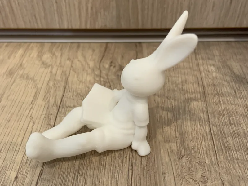Lesender Hase. Schöne Dekoration