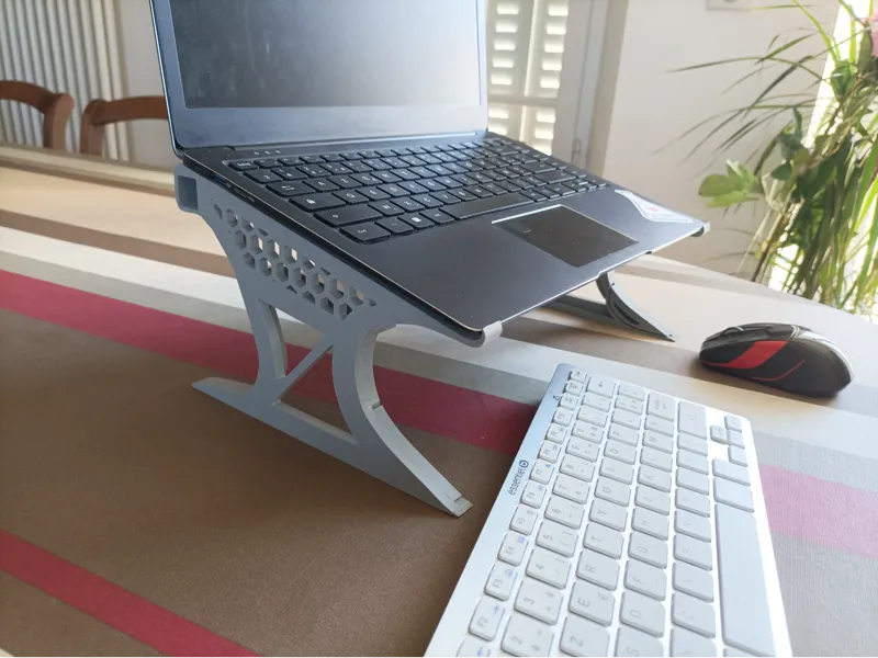 Customizable and multifunctional PC support