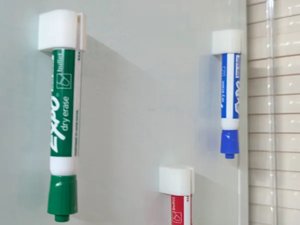 Porte-marqueurs magnétique pour tableau blanc