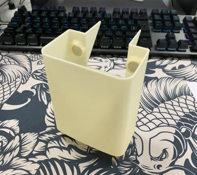 Magnetic waste bucket