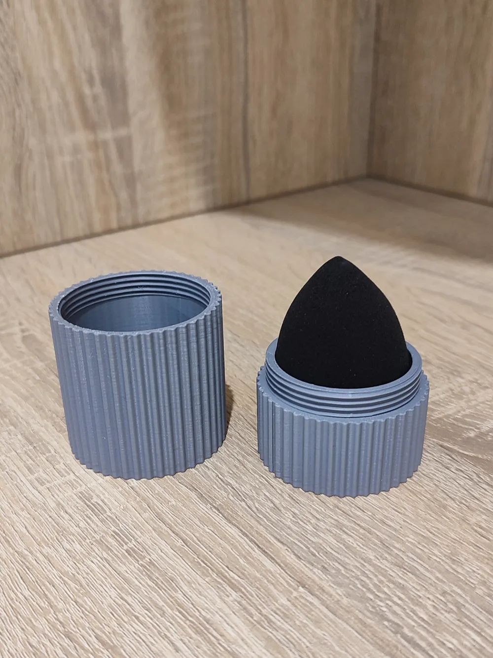 Makeup sponge travel case and stand - Free 3D Print Model - MakerWorld