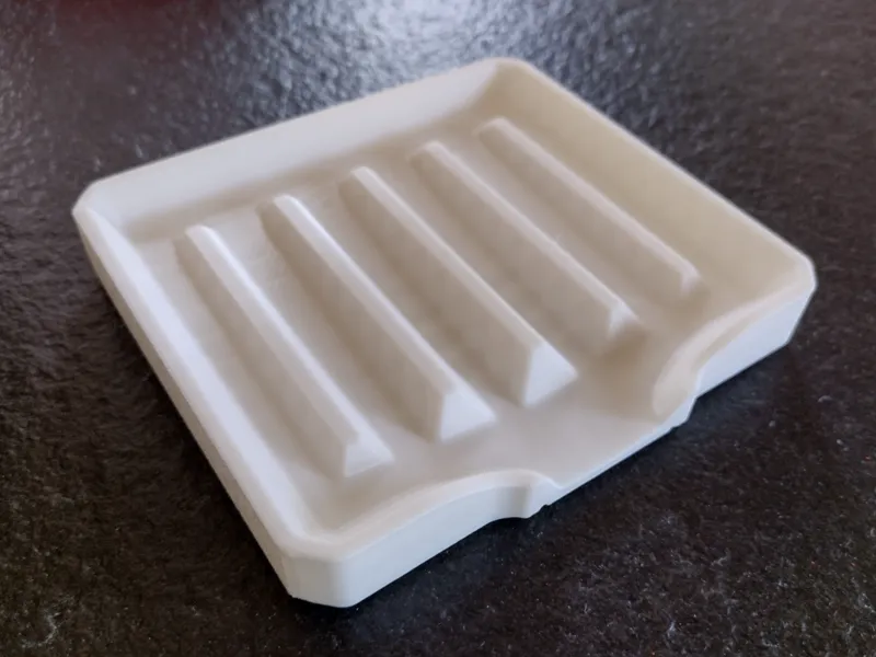 Self draining soap dish