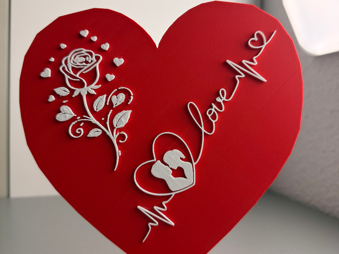 Herz mit Rosen und "Love"-Schriftzug