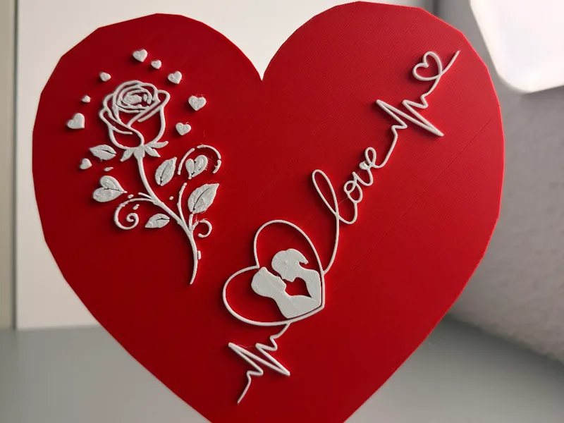 Herz mit Rosen und "Love"-Schriftzug