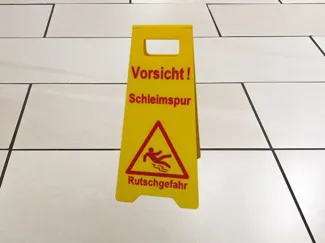 Warnschild Vorsicht Schleimspur
