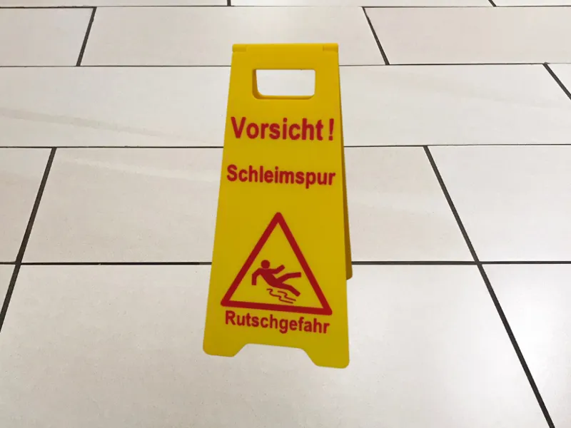 Warnschild Vorsicht Schleimspur
