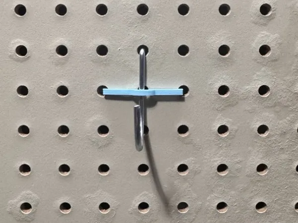 Clip robuste pour panneau perforé 1/4 pouce