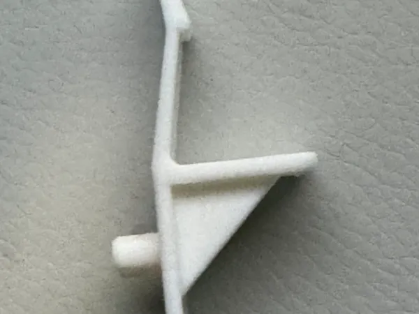 Taquet de fixation pour étagère