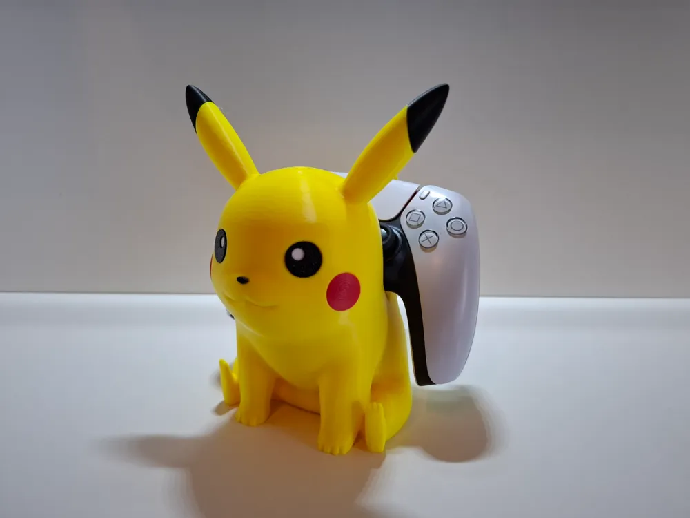 Letrero o emblema decorativo: Pikachu Controller-Halter. Referencia del modelo original.