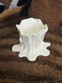 融化的艺术笔筒130x131x87mm