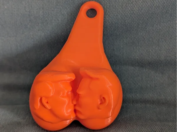 Accessoire d'attelage satirique — étreinte présidentielle