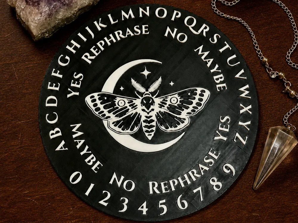 Letrero o emblema decorativo: Scrying Pendulum Board - Moon & Luna Moth Design. Referencia del modelo original.