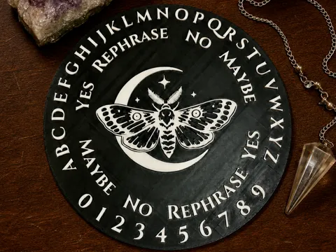 Letrero o emblema decorativo: Scrying Pendulum Board - Moon & Luna Moth Design — referencia de MakerWorld