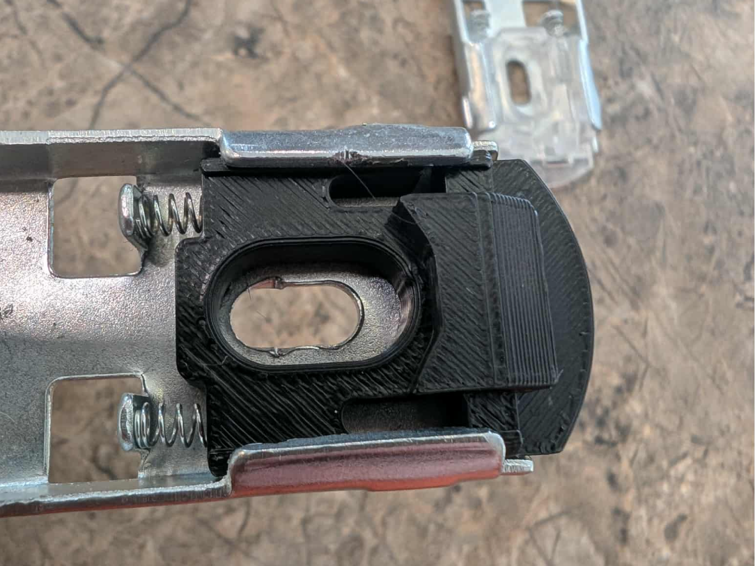 Roller shade mounting bracket replacement latch