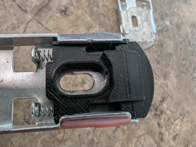 Roller shade mounting bracket replacement latch