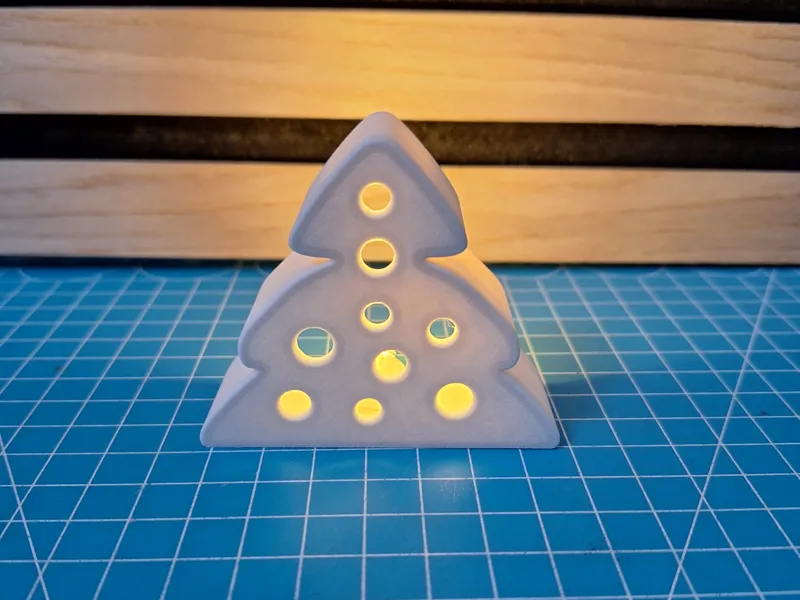 Kleiner Weihnachtsbaum mit Beleuchtung