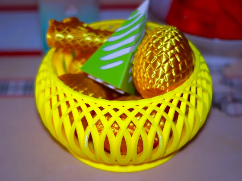 Creative curved fruit basket