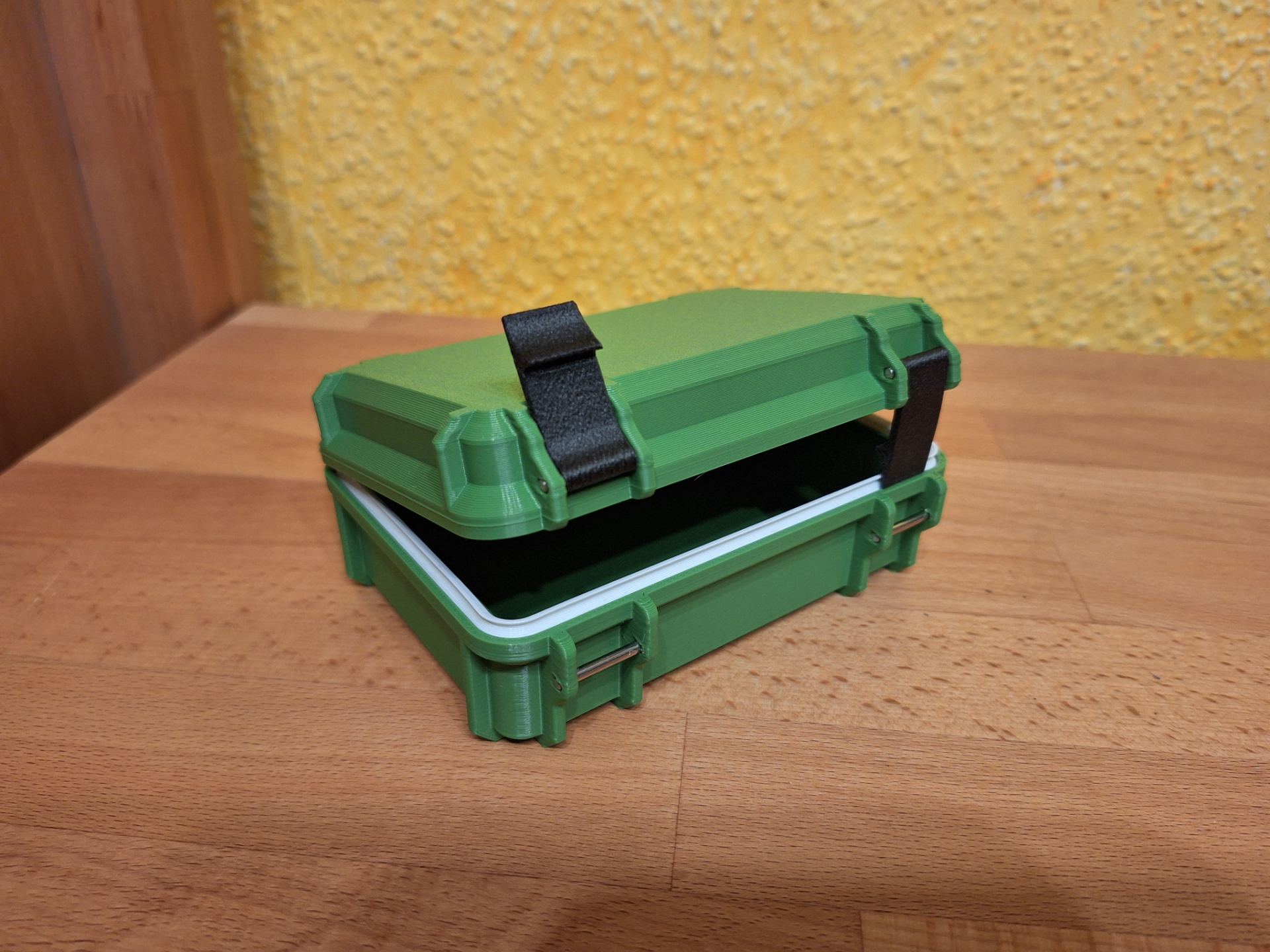 Rugged Waterproof Tough Case Seal &amp; Steel Hinges