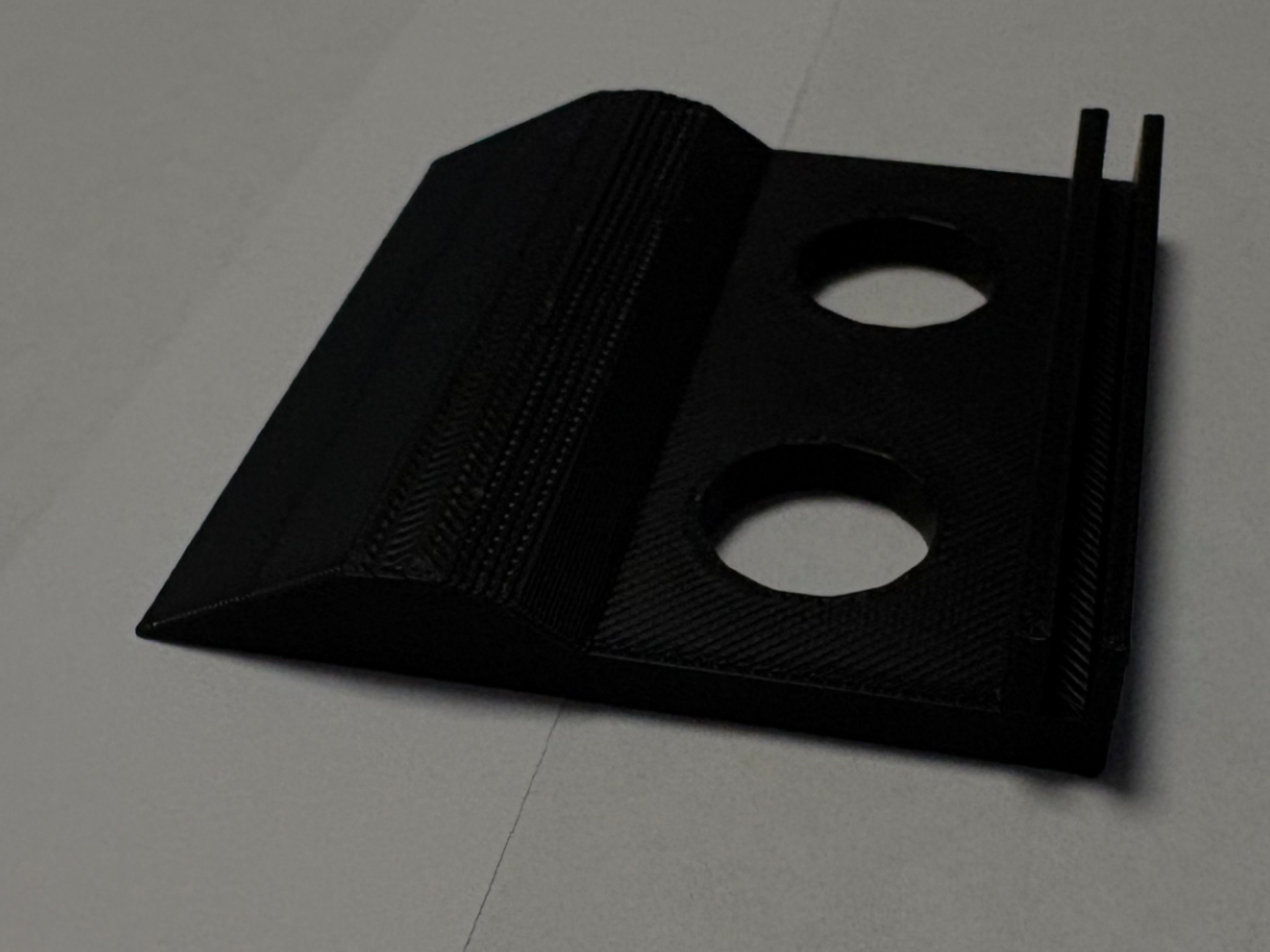 Kompakter Design-Ständer mit integrierten Leuchte.