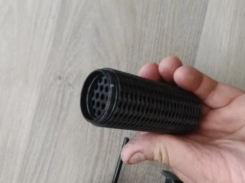 Auxiliary strainer for oil separator